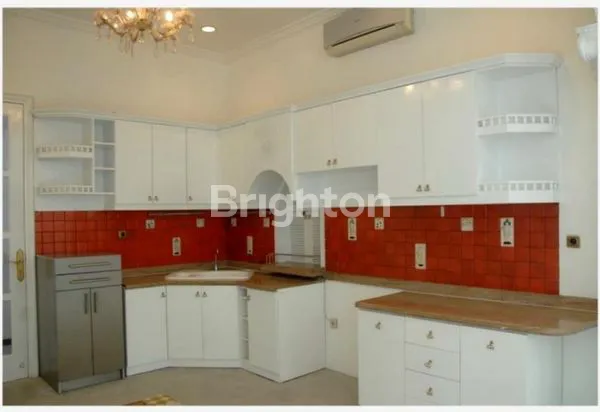 image RUMAH MEWAH ADA KOLAM RENANG BOULEVARD ARAYA (4)