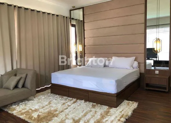 image RUMAH MEWAH DENGAN KOLAM RENANG DI TENGAH KOTA (2)