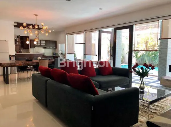 image RUMAH MEWAH DENGAN KOLAM RENANG DI TENGAH KOTA (6)