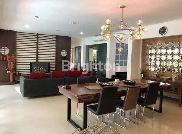 image RUMAH MEWAH DENGAN KOLAM RENANG DI TENGAH KOTA (4)