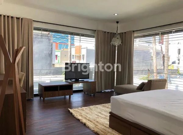 image RUMAH MEWAH DENGAN KOLAM RENANG DI TENGAH KOTA (7)