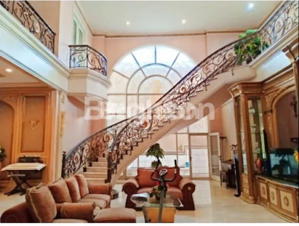 image RUMAH CLASSIC MEWAH FULL FURNISH DA VINCI ARAYA GALAXY BUMI PERMAI DEKAT MERR  SIAP PAKAI (2)