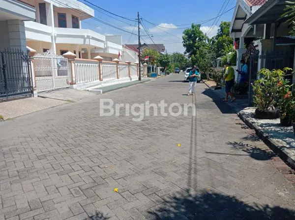 image KLAMPIS ANOM, RUMAH LAMA TERAWAT SIAP HUNI DKT KE RAYA MERR  (2)