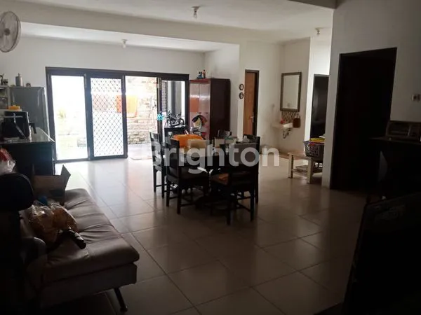 image KLAMPIS ANOM, RUMAH LAMA TERAWAT SIAP HUNI DKT KE RAYA MERR  (3)