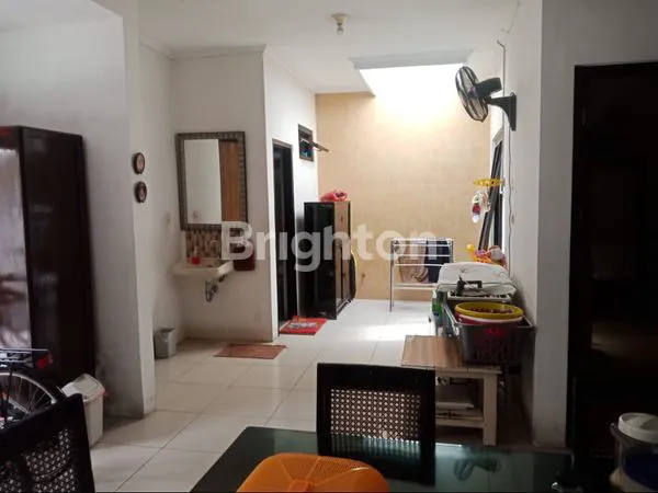 image KLAMPIS ANOM, RUMAH LAMA TERAWAT SIAP HUNI DKT KE RAYA MERR  (4)