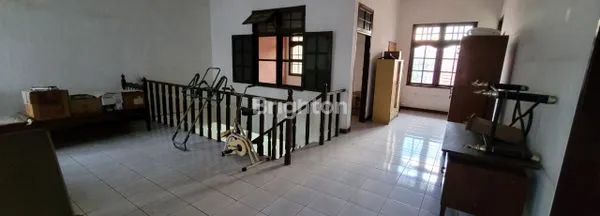 image RUMAH HITUNG TANAH DI JALAN KEMAYORAN BARU(GEDUNG DPRD LURUS)SBY PUSAT 2 LANTAI (8)