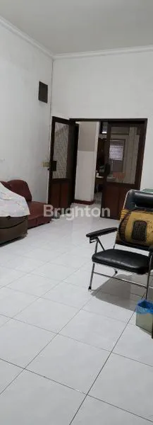 image RUMAH HITUNG TANAH DI JALAN KEMAYORAN BARU(GEDUNG DPRD LURUS)SBY PUSAT 2 LANTAI (4)
