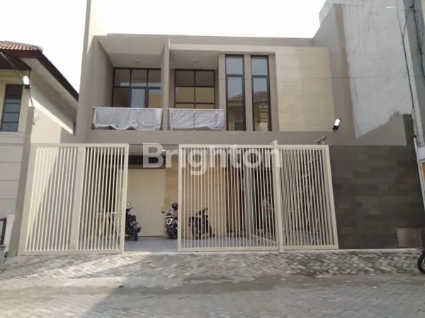 image RUMAH MEWAH 2 LANTAI DEKAT UBAYA (1)