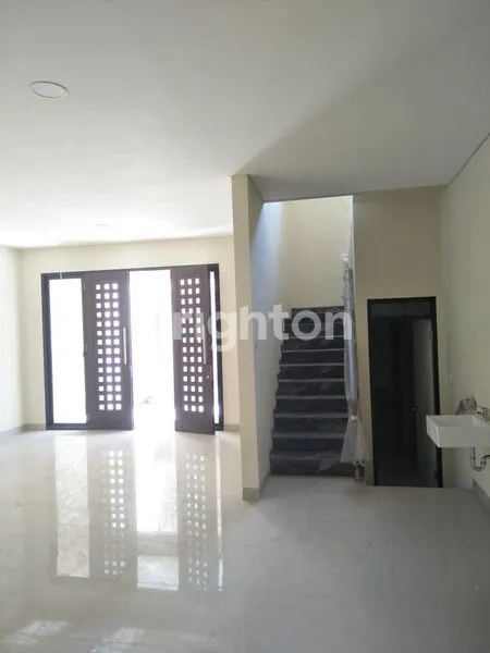 image RUMAH MEWAH 2 LANTAI DEKAT UBAYA (8)
