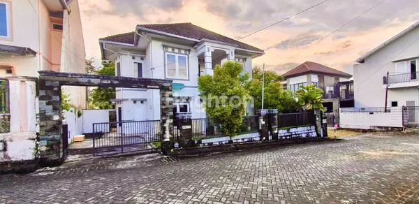 image RUMAH DUA LANTAI POSISI HOOK DEPAN TAMAN  (6)