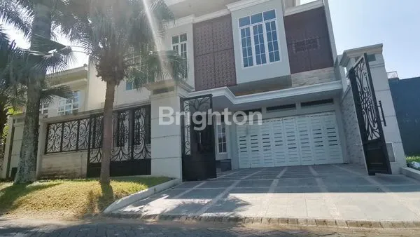 image RUMAH MEWAH 2 LANTAI RINDANG SEJUK DAN NYAMAN DEKAT POROS JALAN DI ARAYA MALANG (1)