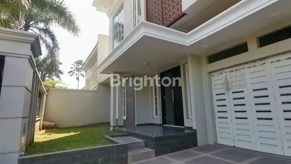 image RUMAH MEWAH 2 LANTAI RINDANG SEJUK DAN NYAMAN DEKAT POROS JALAN DI ARAYA MALANG (2)