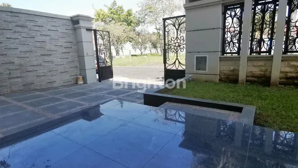 image RUMAH MEWAH 2 LANTAI RINDANG SEJUK DAN NYAMAN DEKAT POROS JALAN DI ARAYA MALANG (3)