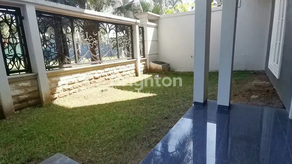 image RUMAH MEWAH 2 LANTAI RINDANG SEJUK DAN NYAMAN DEKAT POROS JALAN DI ARAYA MALANG (4)