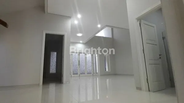 image RUMAH MEWAH 2 LANTAI RINDANG SEJUK DAN NYAMAN DEKAT POROS JALAN DI ARAYA MALANG (5)