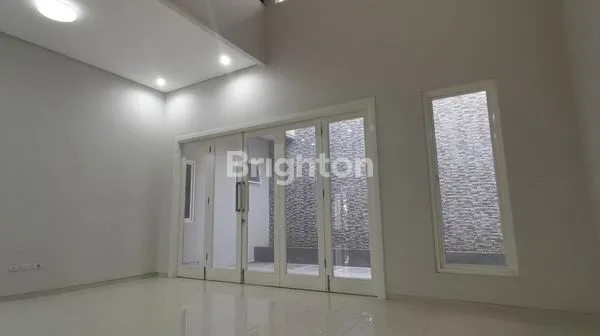 image RUMAH MEWAH 2 LANTAI RINDANG SEJUK DAN NYAMAN DEKAT POROS JALAN DI ARAYA MALANG (8)