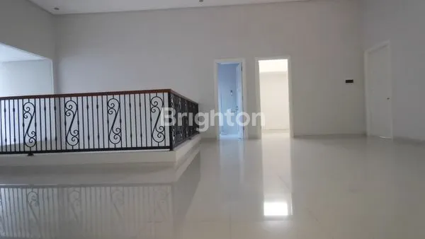 image RUMAH MEWAH 2 LANTAI RINDANG SEJUK DAN NYAMAN DEKAT POROS JALAN DI ARAYA MALANG (9)