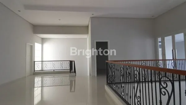 image RUMAH MEWAH 2 LANTAI RINDANG SEJUK DAN NYAMAN DEKAT POROS JALAN DI ARAYA MALANG (10)