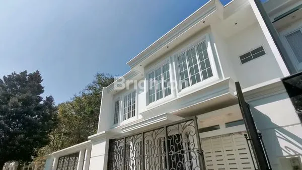 image RUMAH CANTIK DESIGN MENARIK BANGUNAN LEGA DI VILLA GOLF BOULEVARD ARAYA MALANG (2)