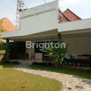 RUMAH TENGAH KOTA SURABAYA STRATEGIS COCOK BUAT PERKANTORAN, BANK, RESTO