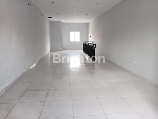 image RUKO 3 LANTAI ADA 3 UNIT DIPINGGIR JALAN RAYA DAN BEBAS BANJIR DI  TOMANG JAKARTA BARAT (2)