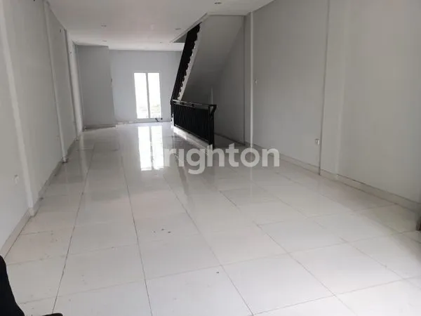 image RUKO 3 LANTAI ADA 3 UNIT DIPINGGIR JALAN RAYA DAN BEBAS BANJIR DI  TOMANG JAKARTA BARAT (7)