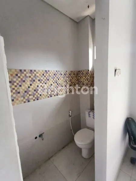 image RUKO 3 LANTAI ADA 3 UNIT DIPINGGIR JALAN RAYA DAN BEBAS BANJIR DI  TOMANG JAKARTA BARAT (4)