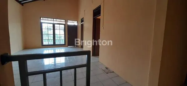 image RUMAH 2 LANTAI DI LOKASI ELIT DAN POSISI HOEK, HARGA TERBAIK, BUTUH CEPAT (6)