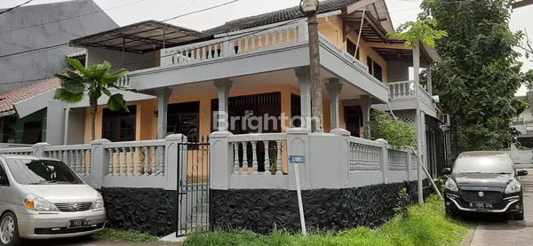 image RUMAH 2 LANTAI DI LOKASI ELIT DAN POSISI HOEK, HARGA TERBAIK, BUTUH CEPAT (1)