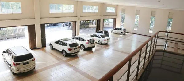 image GEDUNG EX SHOWROOM MOBIL TENGAH KOTA NOL JALAN (4)