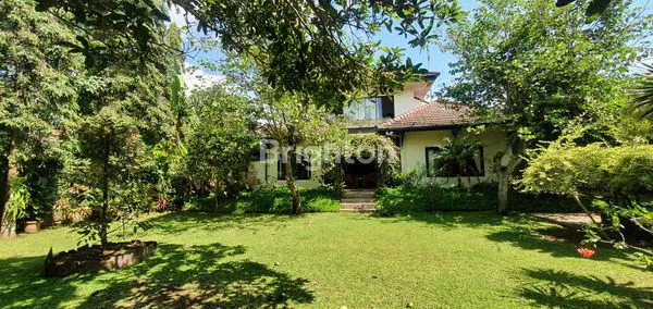 RUMAH 2 LANTAI FURNISHED TAMAN LUAS DEKAT UNMUH