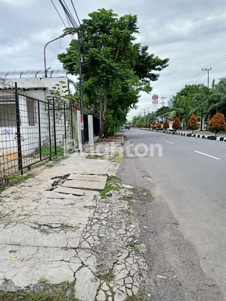 image BANGUNAN TUA HITUNG TANAH LOKASI TENGAH KOTA (3)