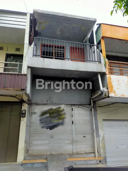 RUKO DI TENGAH KOTA  ,YANG SEKITAR NYA RAME ,DAN PADAT DENGAN PERNIAGAAN .DEKAT  DENGAN STASIUN TAWANG , DEKAT  DENGAN KOTA  LAMA , 100 M  POM  BENSIN , 10 MNT KE PASAR JOHAR  DAN MESJID BESAR KAUMAN  DSB