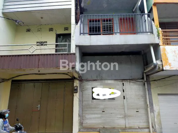 image RUKO DI TENGAH KOTA  ,YANG SEKITAR NYA RAME ,DAN PADAT DENGAN PERNIAGAAN .DEKAT  DENGAN STASIUN TAWANG , DEKAT  DENGAN KOTA  LAMA , 100 M  POM  BENSIN , 10 MNT KE PASAR JOHAR  DAN MESJID BESAR KAUMAN  DSB (2)