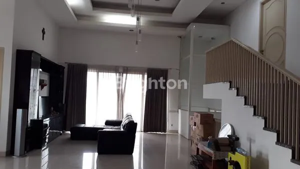 image RUMAH MEWAH 4 LANTAI, SELANGKAH  KE JALAN RAYA MERR SBY (8)