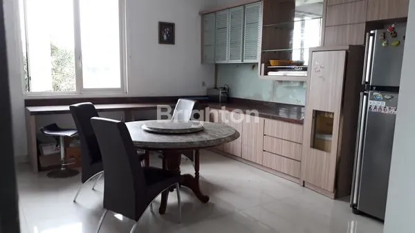 image RUMAH MEWAH 4 LANTAI, SELANGKAH  KE JALAN RAYA MERR SBY (5)