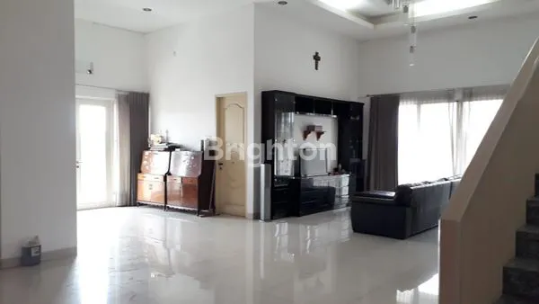 image RUMAH MEWAH 4 LANTAI, SELANGKAH  KE JALAN RAYA MERR SBY (3)