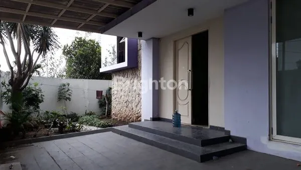 image RUMAH MEWAH 4 LANTAI, SELANGKAH  KE JALAN RAYA MERR SBY (6)