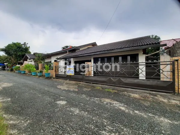 image TURUN HARGA RUMAH BESAR BANGUNAN BAGUS LOKASI TENGAH KOTA BERSIH DAN TERAWAT (1)