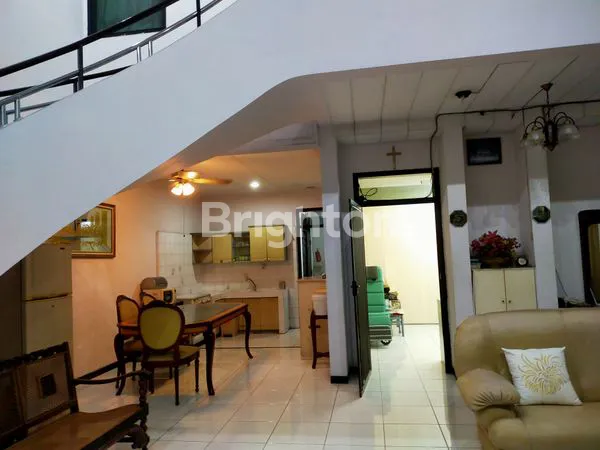 image RUMAH BESAR TENGAH KOTA , SIAP HUNI ,100 M. SIMPANG 5, 5 MENIT KE RS  TELOGOREJO ,5 MNT KE MESJID BAITURAHMAN , 5 MNT KE HOTEL CIPUTRA DAN HOTEL HORISON,DEKAT DG  MALL CL . (3)