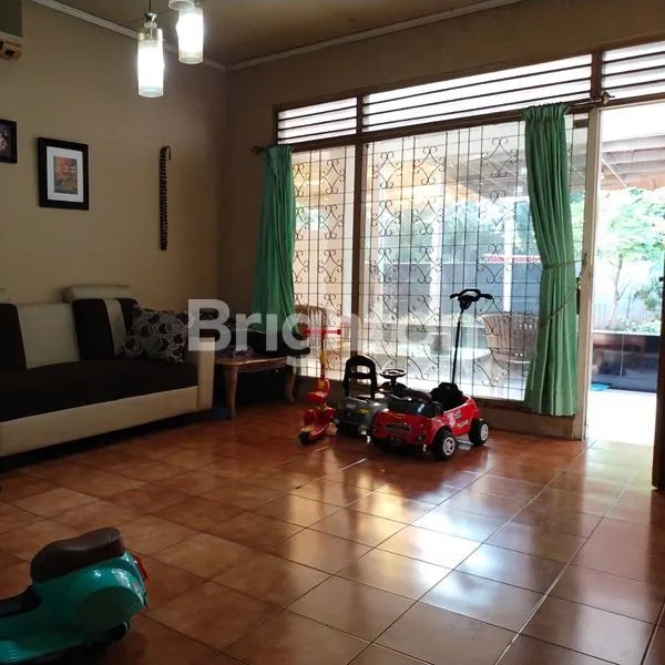 image RUMAH LAMA PETUKANGAN JAKARTA SELATAN PINGGIR JALAN YANG MASIH LAYAK HUNI (3)