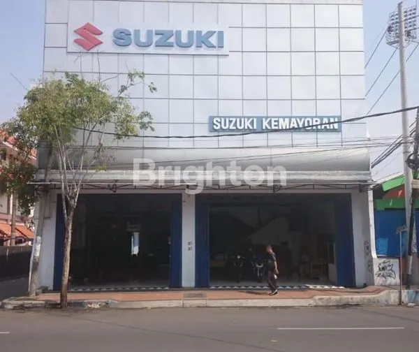 TEMPAT USAHA DI JALAN UTAMA BANGKALAN. EX SHOWROOM DAN TANAH LUAS DI BELAKANG