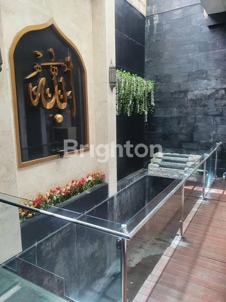 image HUNIAN ASRI DAN KOKOH  KONSEP 3 LANTAI, ADA KOLAM KOI (6)