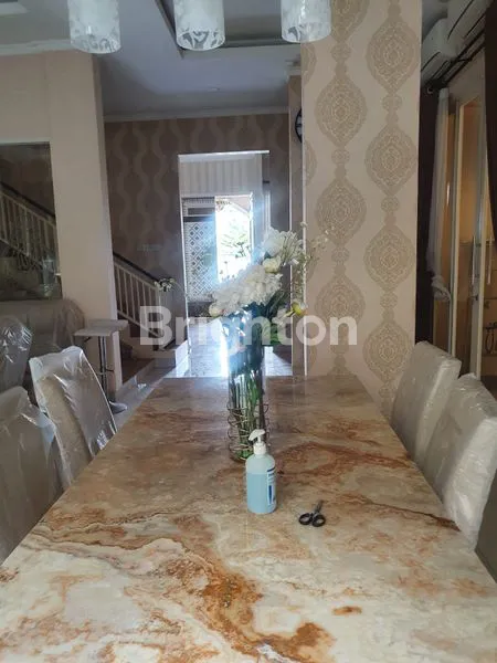 image HUNIAN ASRI DAN KOKOH  KONSEP 3 LANTAI, ADA KOLAM KOI (7)