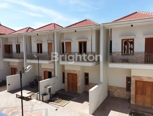 image RUMAH MEWAH 2 LANTAI NEW GRESS HARGA MURAH SURABAYA (1)