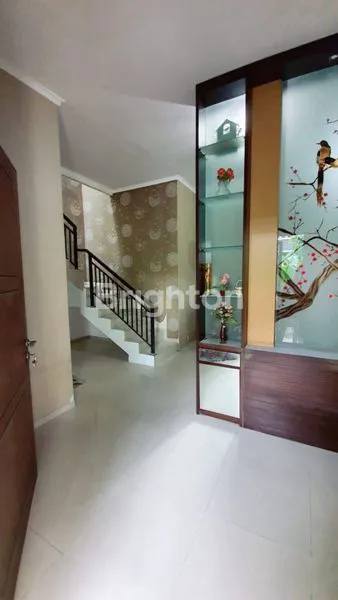 image RUMAH 2 LANTAI FURNISH SIAP HUNI DI ARAYA 2 (2)