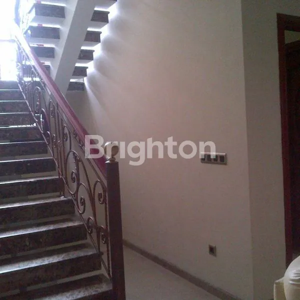 image RUMAH TERAWAT LOKASI SANGAT STRATEGIS DI JEMURSARI (6)