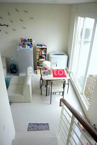 image RUMAH MINIMALIS 2 LANTAI SIAP HUNI,  ADA KELEBIHAN TANAH (2)