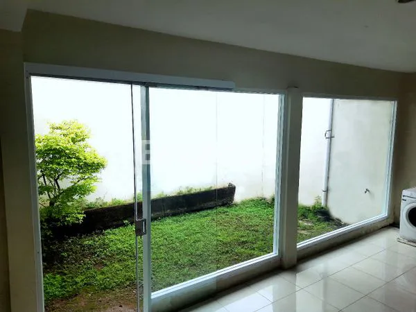 image RUMAH MINIMALIS 2 LANTAI SIAP HUNI,  ADA KELEBIHAN TANAH (5)