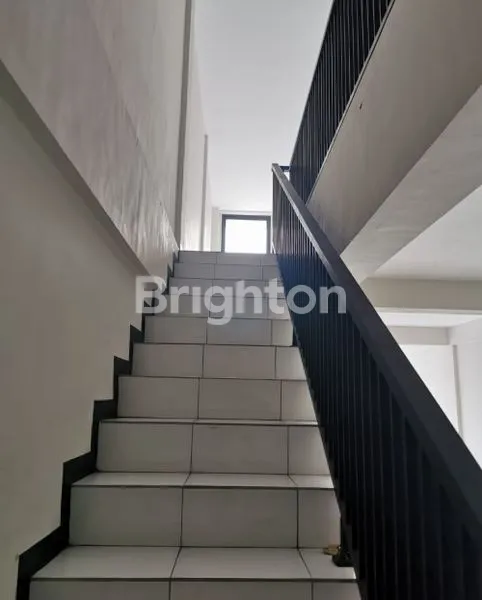 image RUKO BARU 3 LANTAI SIAP HUNI BISA KPR DI RAYA MANYAR JAYA SURABAYA (8)